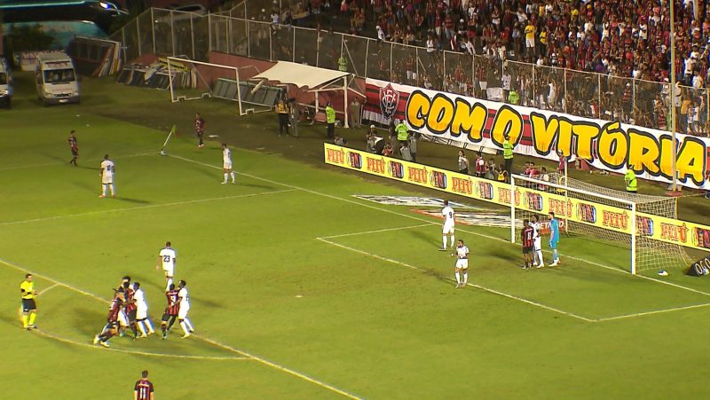 Exemplo contra o Vitória: atacantes do Vitória iniciam corrida todos fora da área, trazendo consigo os marcadores do Avaí