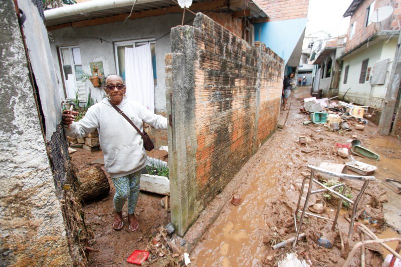 Casa da aposentada Maria Duarte, 84, e do filho foi dominada pela lama – Foto: Leo Munhoz/ND
