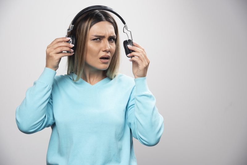 Listening to music, watching movies with very loud sound and not wearing PPE at work are some of the leading causes of hearing loss.  Photo: Freepik/Reproduction/ND