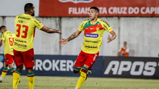 De virada! Brusque marca quatro gols, vence Operário e se aproxima da série  B