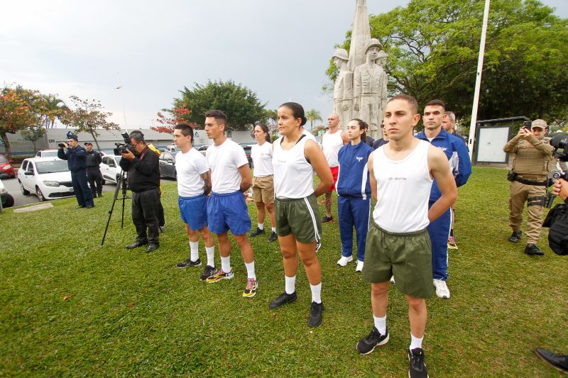 Os atletas perto do Monumento do sesquicenten&aacute;rio da PMSC – Foto: Leo Munhoz/ND