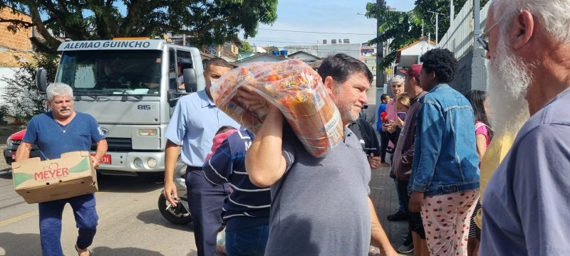 Moradores receberam doa&ccedil;&otilde;es de alimentos, roupas e abrigo – Foto: Ana Schoeller/ND