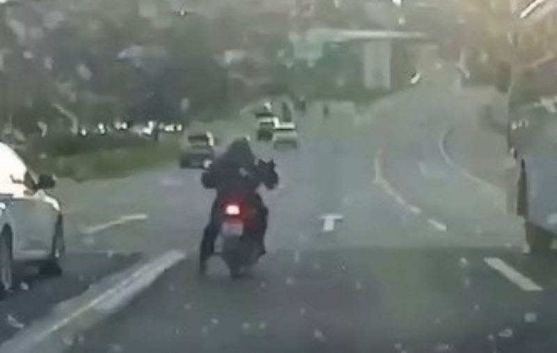VÍDEO: motociclista luta para não ser arrastada pelo vento e recebe ajuda na Capital