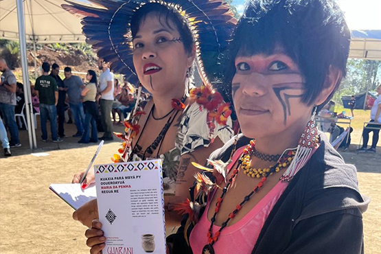 Mulheres ind&iacute;genas recebem cartilha traduzida para l&iacute;ngua de povos origin&aacute;rios – Foto: TJSC/Reprodu&ccedil;&atilde;o/ND