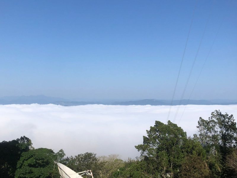 A cima da neblina: sol e muito calor – Foto: Ada Bahl/ND