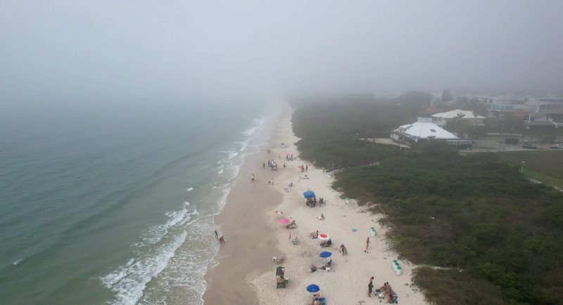 Nevoeiro engole praia de Florianópolis 