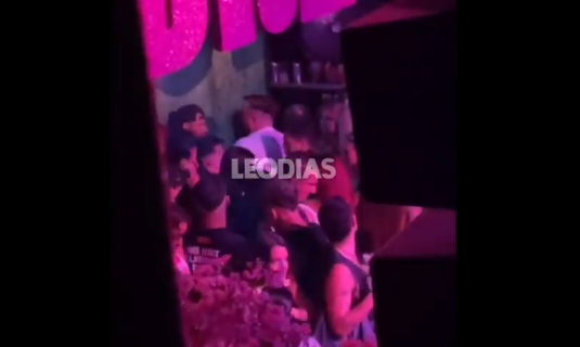 Neymar estaria na balada com duas mulheres