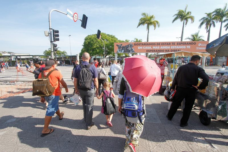 No Centro da Capital, as sombrinhas e o bon&eacute; ajudaram a aliviar&nbsp;o&nbsp;calor – Foto: Leo Munhoz/ ND