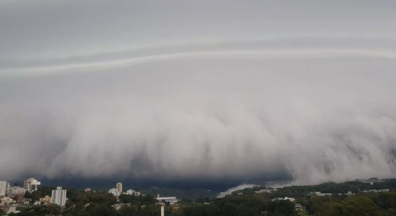 A nuvem shelf cloud assustou os gaúchos neste sábado 