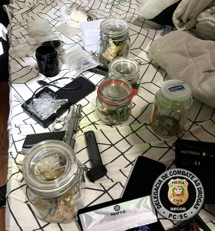 Lutador foi detido por posse de arma e drogas em Florian&oacute;polis – Foto: PCSC/Divulga&ccedil;&atilde;o/ND