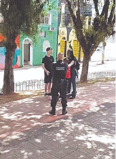 Na blitz, uma m&atilde;e com a crian&ccedil;a no patinete foi orientada sobre a irregularidade – Foto: Reprodu&ccedil;&atilde;o/ND