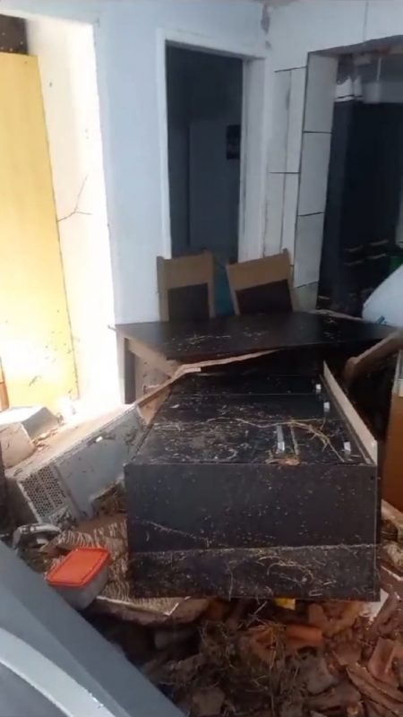 Os bens de Victor e da m&atilde;e espalhados e danificados na casa destru&iacute;da – Foto: Reprodu&ccedil;&atilde;o/ND