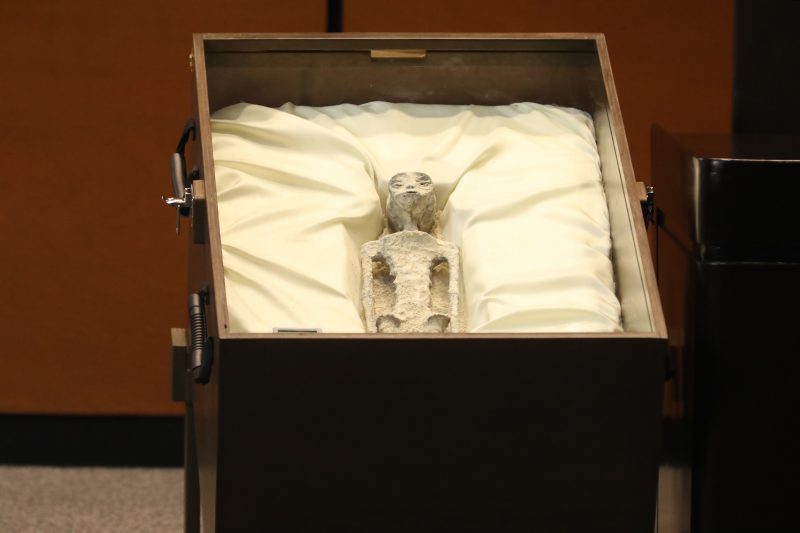 He said that these were non-human beings that were not discovered on the spacecraft, but were buried and petrified.  – Photo: Chamber of Deputies of Mexico/North Dakota