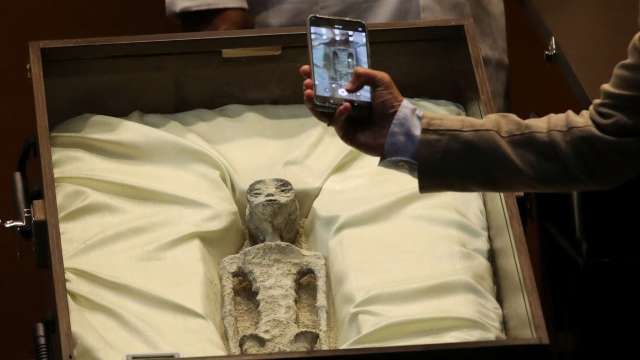 Deputy Sergio Gutiérrez Luna organized a Public Meeting on the Regulation of Unidentified Aerial Phenomena, which featured the mummified remains of supposed beings from another planet.  This was last Tuesday (12). 