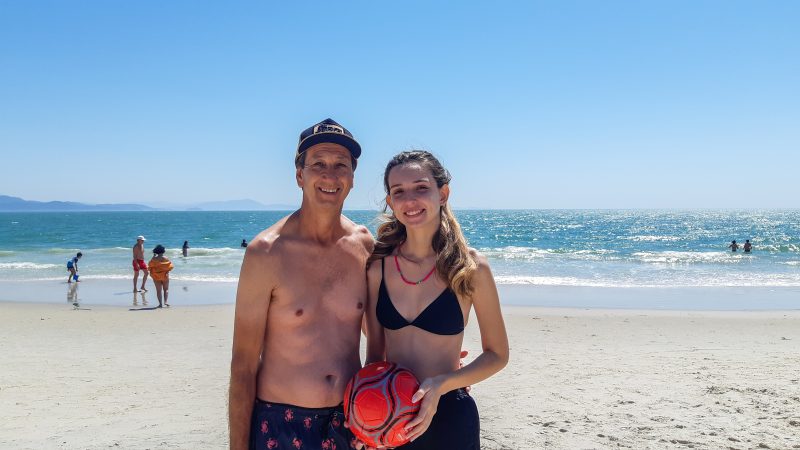 Luis Carlos e a filha Miri&atilde; aproveitam a praia ap&oacute;s noite de comemora&ccedil;&otilde;es – Foto: Valeska Loureiro