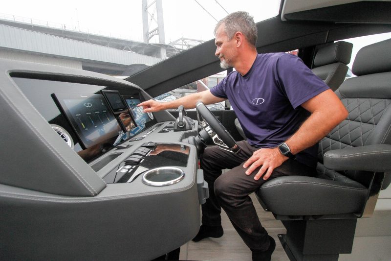 Painel de uma das m&aacute;quinas da Schaefer Yachts – Foto: Leo Munhoz/ND