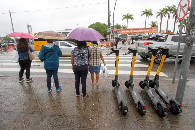 Em frente ao Ticen, patinetes atrapalhando acesso a faixa de pedestre – Foto: Leo Munhoz/ND