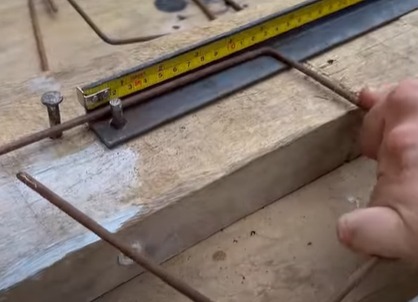 Veja essa técnica do pedreiro que promete mais agilidade na hora de dobrar uma barra de ferro 