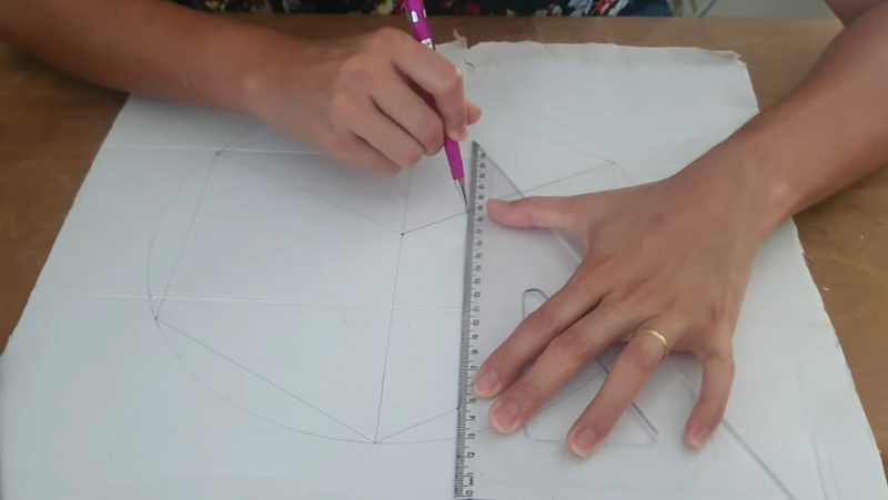 Pedreiro projeta peça que vai servir de molde para a decoração