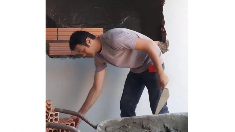 Janela retirada, hora de ganhar um a mais tapando buraco – Foto: Reprodu&ccedil;&atilde;o