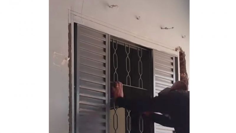 Pedreiro retira a janela instalada na casa do ex-casal