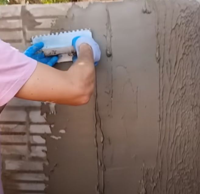 Com uma dica para economizar, o pedreiro ensina o passo a passo para rebocar e aplicar textura no muro 