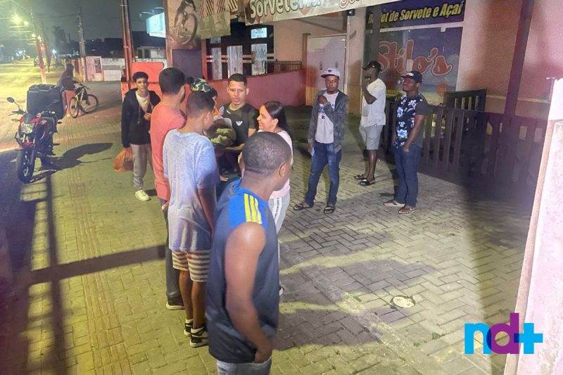 Moradores precisaram deixar o pr&eacute;dio durante os trabalhos dos bombeiros e Defesa Civil – Foto: Ricardo Alves/NDTV