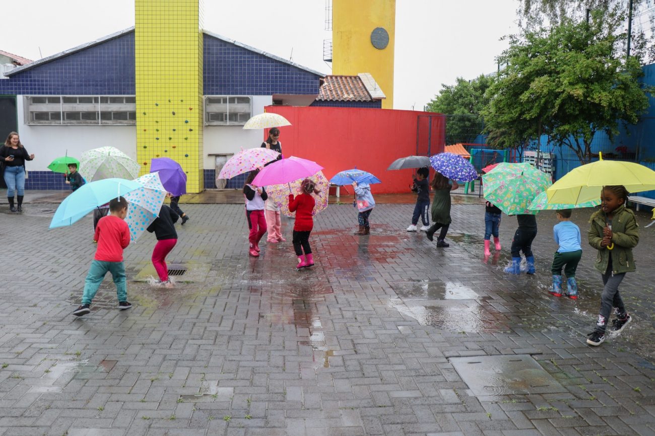 Crianças sofrem em dias de chuva para ir a escola - TopElegance