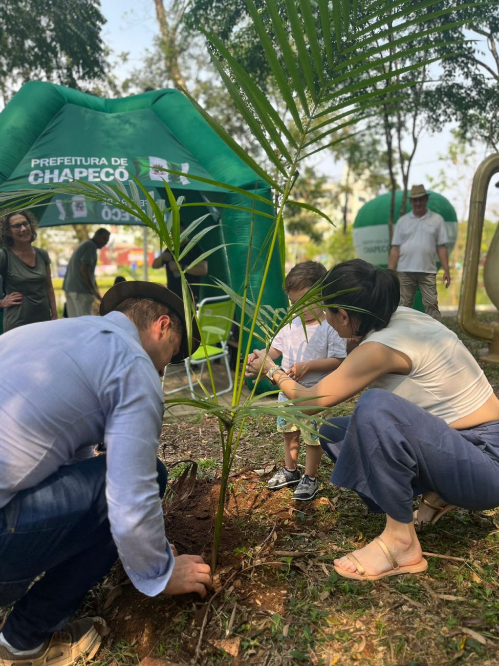 No sábado (23) foi realizado um plantio coletivo de mudas de árvores nativas no Ecoparque, além de atividades de conscientização ambiental. - PMC/Reprodução/ND