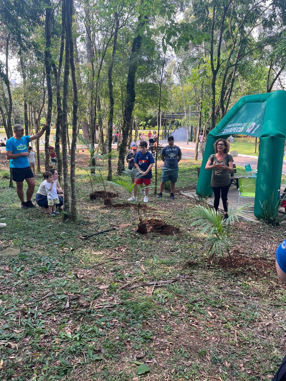 A equipe da Diretoria de Meio Ambiente da Secretaria de Desenvolvimento Sustentável e Obras Estruturantes conversou com a população sobre temas como arborização, Mata Atlântica e meio ambiente. - PMC/Reprodução/ND