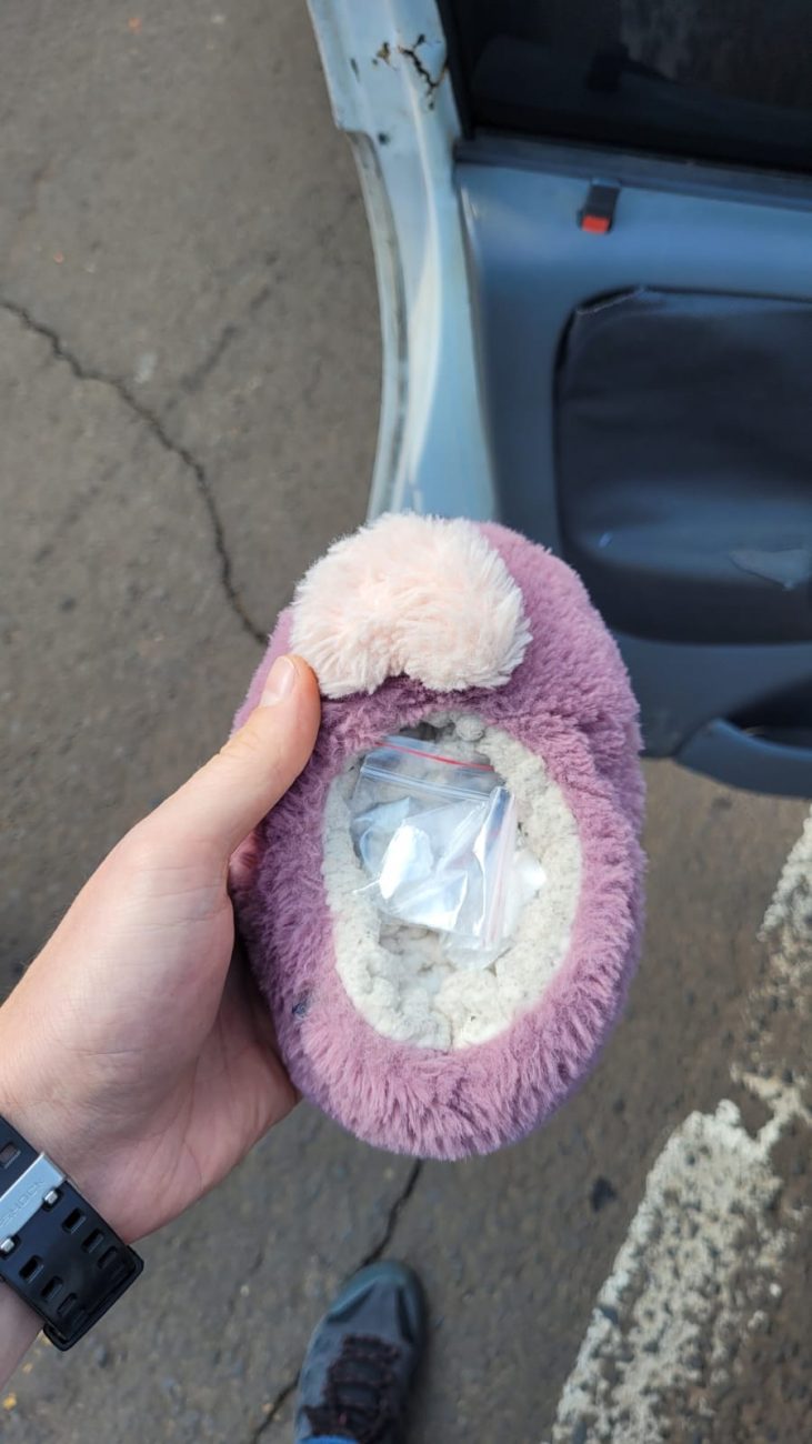 Fractionated cocaine was hidden in a soft slipper.  - Civil Police/Information Disclosure/ND