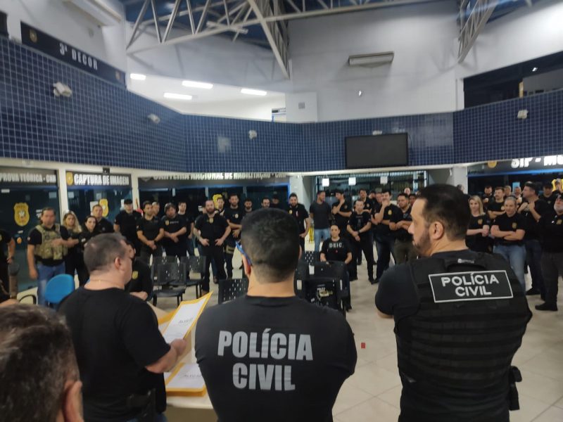 Golpistas que utilizavam símbolos do TJSC foram presos em São Paulo. Na foto, diversos agentes da Polícia Civil em grupo.