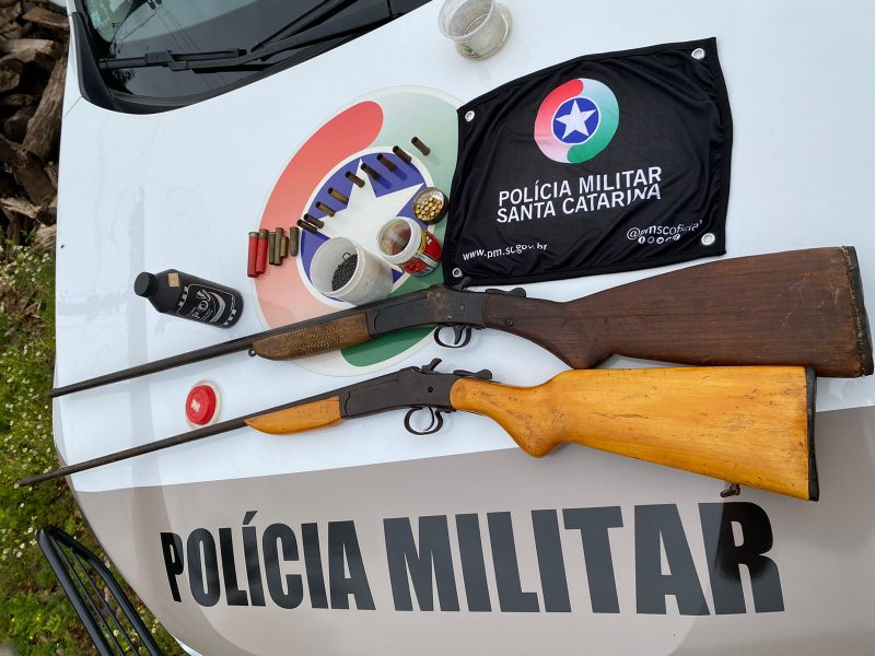 A Polícia Militar apreendeu o adolescente de 14 anos, além de armas de fogo. 