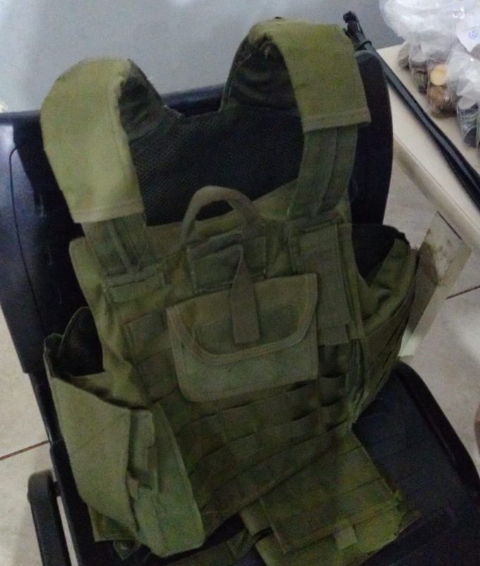 Colete foi improvisado com placa de metal pelos assaltantes. – Foto: Pol&iacute;cia Militar/Divulga&ccedil;&atilde;o/ND