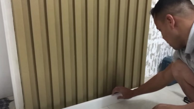 Porta se assemelha &agrave; madeira, mas na verdade o material era outro – Foto: Reprodu&ccedil;&atilde;o