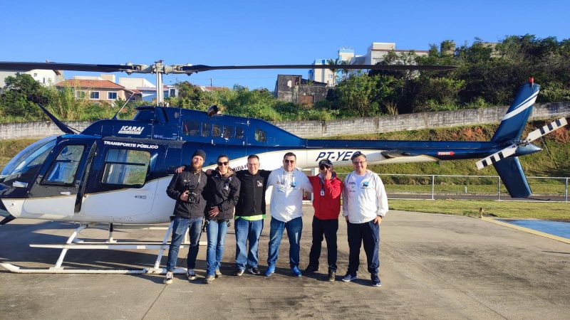 Pesquisadores participam do sobrevoo de avistamento de baleias-francas – Foto: Porto de Imbituba/Divulga&ccedil;&atilde;o/ND