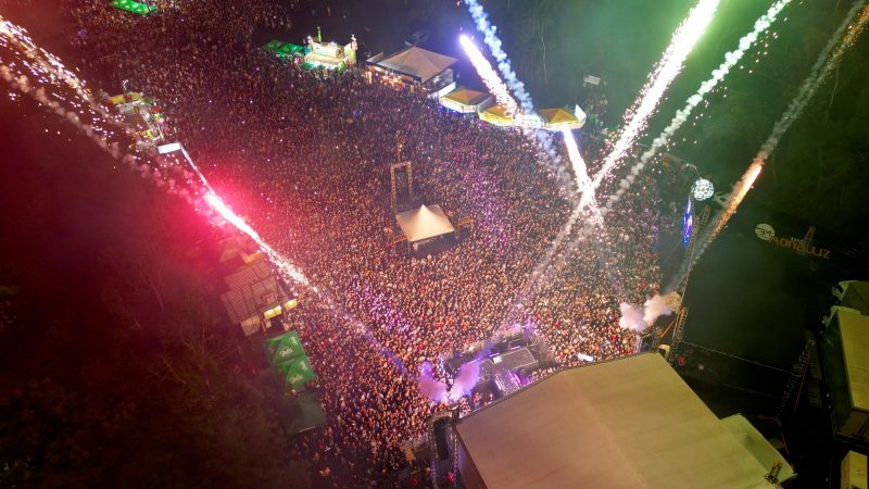 Luan Santana arrastou multid&otilde;es na noite do s&aacute;bado (9). – Foto: Prefeitura de Conc&oacute;rdia/Divulga&ccedil;&atilde;o/ND