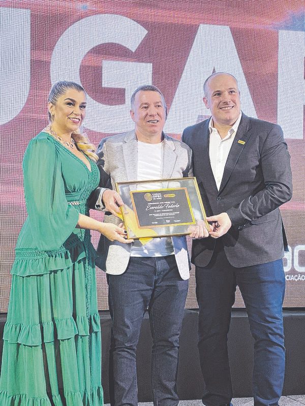 O opec da NDTV, Everaldo Federle, conquistou o primeiro lugar na categoria TV e recebeu o Opec de Ouro – Foto: Acaert/Divulga&ccedil;&atilde;o/ND