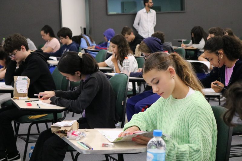 Mais de mil alunos em uma sala de aula para responder provas de matem&aacute;tica em Crici&uacute;ma. – Foto: Divulga&ccedil;&atilde;o