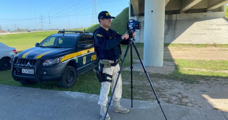 Ve&iacute;culo tinha placas de Crici&uacute;ma – Foto: PRF/Divulga&ccedil;&atilde;o/ND