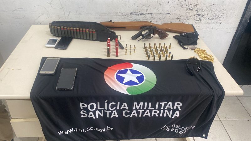 Pris&atilde;o de suspeito levou &agrave; apreens&atilde;o de armas e roupas ligadas aos homic&iacute;dios – Foto: PMSC/Divulga&ccedil;&atilde;o/ND