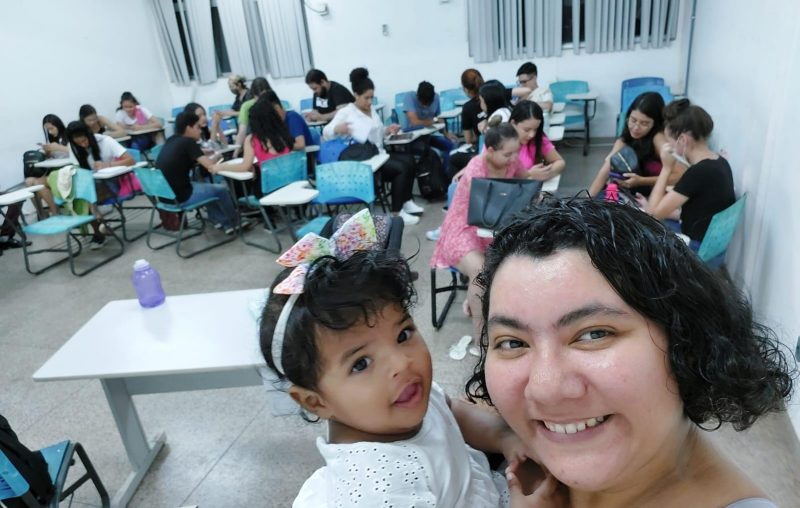 Patr&iacute;cia e a filha Paula durante aula no curso de jornalismo – Foto: Patr&iacute;cia Teixeira – Acervo Pessoal/Reprodu&ccedil;&atilde;o/ND