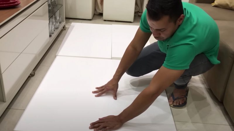 Isopor é manipulado pelo especialista na construção da porta de correr