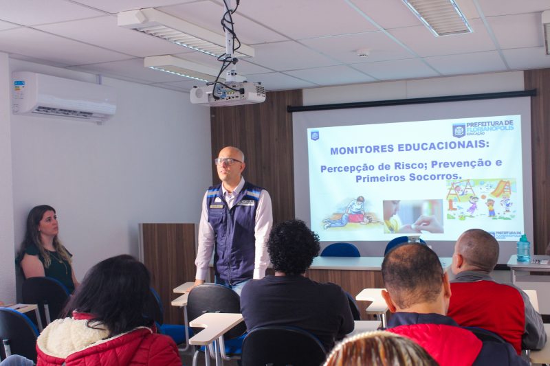 Com o propósito de garantir a segurança no ambiente escolar, monitores receberam formação da Secretaria Municipal de Educação