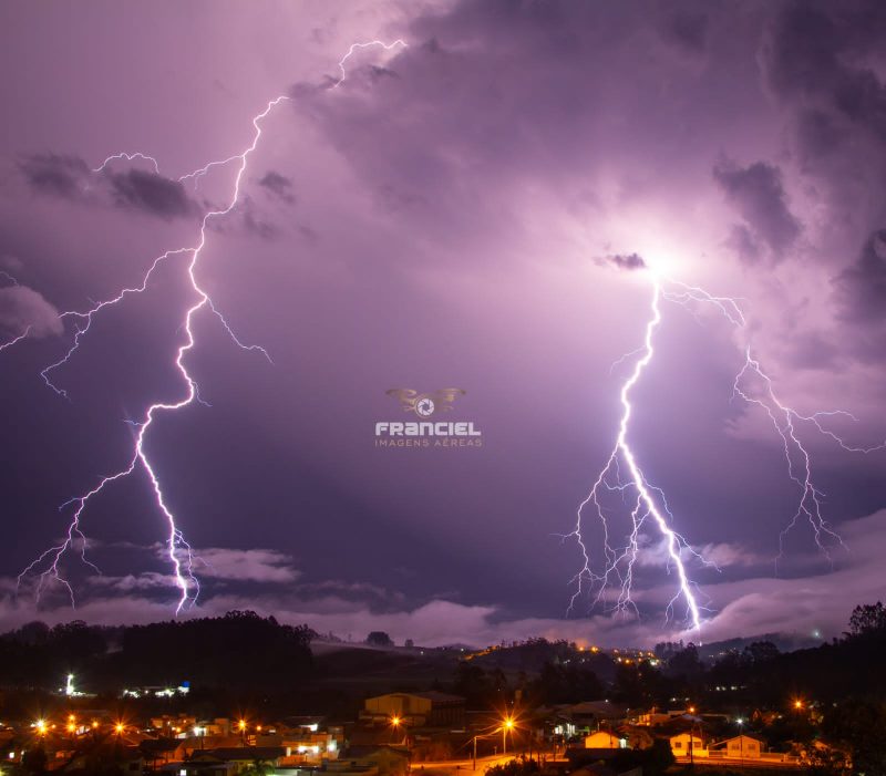 FOTOS Nuvem shelf cloud e tempestade de raios mudam cenário em cidade de SC