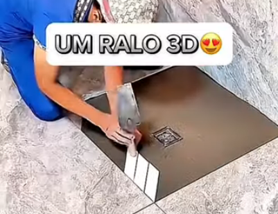 Pedreiro constrói ralo 3D