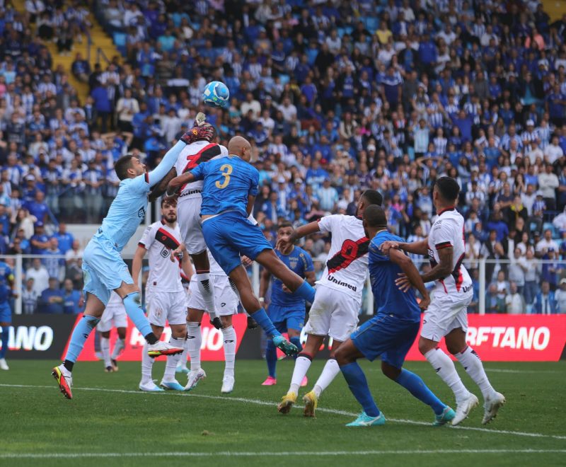 Na derrota do Ava&iacute; para o Atl&eacute;tico-GO na Ressacada, o meio de campo n&atilde;o existiu, principalmente na primeira etapa.&nbsp; – Foto: Fabiano Rateke/Ava&iacute; F.C