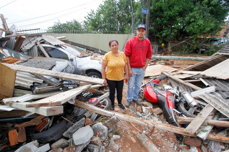 Reginaldo Lopes e Heloisa dos Santos foram v&iacute;timas de rompimento de caixa d’agua da Casan – Foto: Leo Munhoz/ND