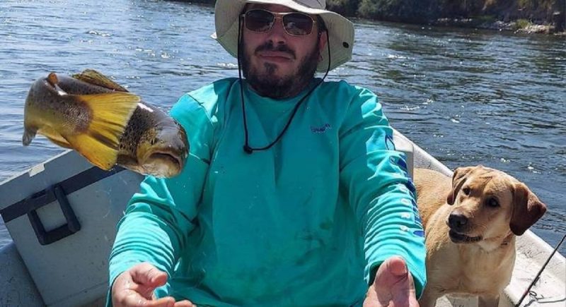 Peixe aproveitou momento e escapou das mãos do pescador