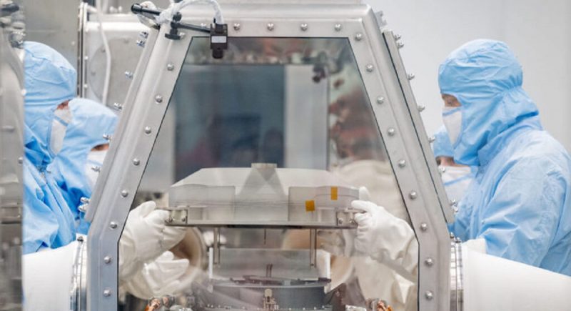 Cientistas da Nasa abrem a cápsula para avaliar poeira negra que escapou durante viagem de mais de 100 mil km